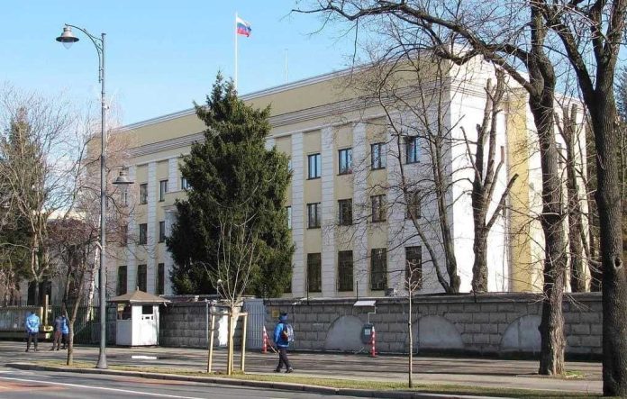 Un bărbat drogat a încercat să intre cu maşina în porţile Ambasadei Rusiei din Bucureşti/ A fost oprit de autorităţi şi imobilizat