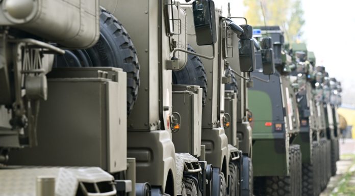 Militarii fac repetiţii pentru parada de 1 Decembrie, în Poligonul Ghencea – Avertisment al Ministerului Apărării: Parte a tehnicii va tranzita zona / Aceste deplasări de tehnică sunt activităţi planificate