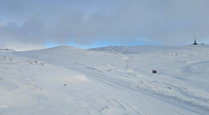 Avertisment al salvamontiştilor din Prahova: Strat nou de 15 centimetri de zăpadă pe Platoul Bucegi, depus peste cel deja existent / Turiştii care urcă cu mijloacele de transport pe cablu de pe Valea Prahovei, sfătuiţi să fie echipaţi de iarnă