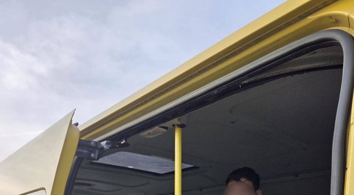 Microbuz şcolar, depistat în trafic în judeţul Covasna cu 31 de copii, dublu faţă de capacitatea maximă admisă / Şoferul, amendat cu peste 7.800 de lei / S-a dispus reţinerea certificatului de înmatriculare al autovehiculului – FOTO