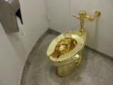 Faimoasa toaletă din aur de 18 carate creată de Maurizio Cattelan a fost vândută pentru 12,1 milioane de dolari