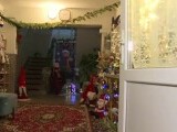 O familie a transformat un bloc din Severin într-o poveste de Crăciun. Locatarii vor organiza și Secret Santa în Ajun