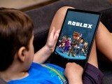 Copiii nu vor mai putea vorbi cu adulți necunoscuți pe Roblox. Platforma impune verificarea vârstei prin recunoaștere facială