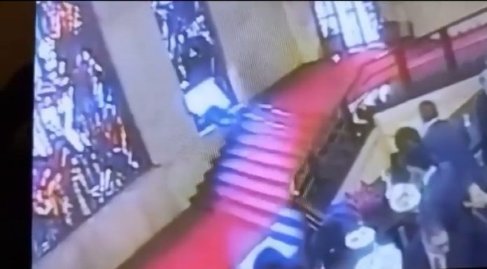 Un politician italian a spart cu capul un vitraliu de 40.000 de euro, după ce s-a împiedicat pe scări. Incidentul, surprins de camere