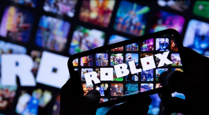 Copiii nu vor mai putea vorbi cu adulți necunoscuți pe Roblox. Verificarea facială devine obligatorie