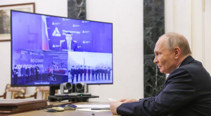 Putin cere control sporit în Arctica: „Rusia este singura ţară capabilă să producă în serie spărgătoare de gheaţă nucleare puternice”