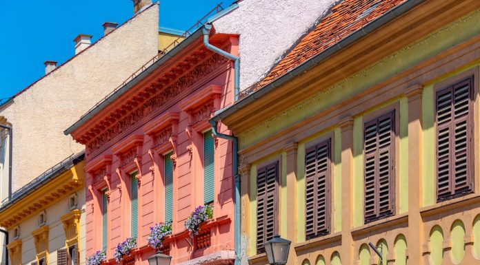 Cartierele locuite de romi, declarate „zone cu risc ridicat” într-o țară din Europa. Poliția va putea face percheziții fără mandat