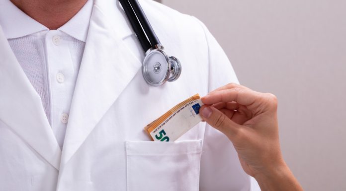 Un bărbat din Bacău a recunoscut că a mituit un medic să îi facă analize complete la UPU, deși nu avea o urgență de sănătate