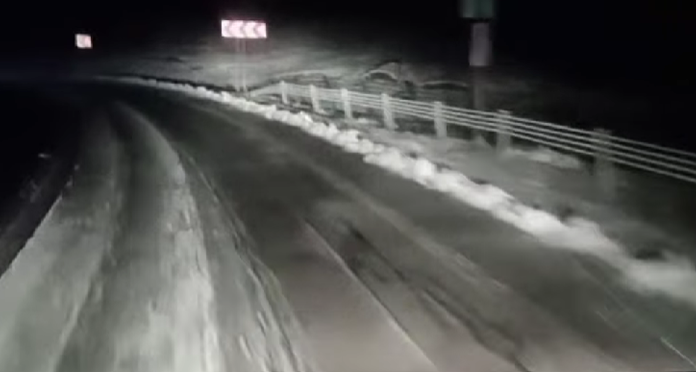 Drumarii intervin în zonele montane, pentru curăţarea șoselelor: la altitudini mari ninge