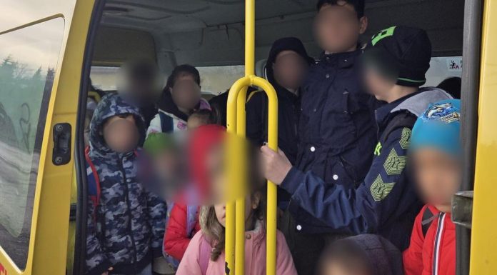 Un microbuz şcolar care transporta 31 de copii, dublu faţă de capacitatea maximă admisă, a fost depistat în trafic în judeţul Covasna
