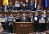 Scandal uriaș în Parlamentul de la Kiev. Opoziția a blocat tribuna oficială și a cerut demisia Guvernului