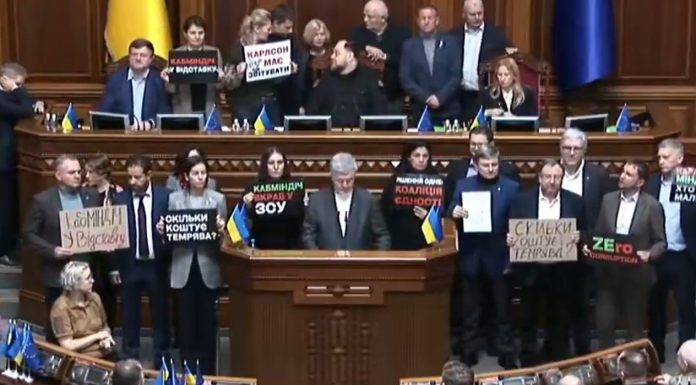 Scandal uriaș în Parlamentul de la Kiev. Opoziția a blocat tribuna oficială și a cerut demisia Guvernului