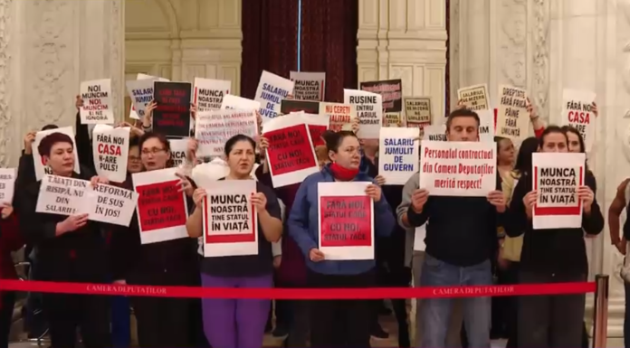 Protest al angajaților din Parlament, nemulțumiți de tăierile de salarii. Ministrul Dezvoltării îi asigură că nu vor fi afectați