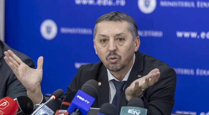 Daniel David spune că nu vor scădea salariile profesorilor: „Educația a dat ce trebuia să dea pentru eficientizare financiară”