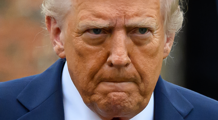 Donald Trump a rămas fără voce după ce a țipat în timpul unei discuții despre comerț. „Unii oameni sunt proști. M-am enervat”