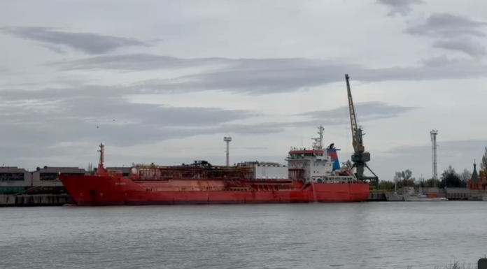 Incendiul de la nava plină cu GPL, lovită de o dronă pe malul ucrainean al Dunării, a fost stins / Locuitorii din Plauru pot reveni la casele lor – VIDEO