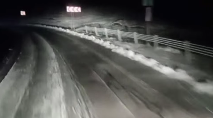 Drumarii intervin în zonele montane, pentru curăţarea carosabilului / La altitudini mari ninge şi temperaturile sunt scăzute – VIDEO