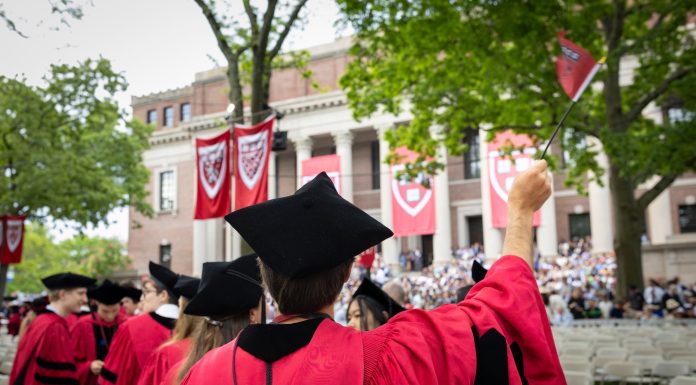 Fostul preşedinte al Universităţii Harvard, Larry Summers, se retrage din funcţia publică după publicarea e-mailurilor cu Epstein