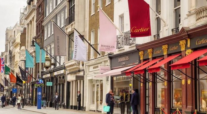 Cushman & Wakefield: Cele mai scumpe artere comerciale din lume sunt New Bond Street din Londra, Via Montenapoleone din Milano şi Upper Fifth Avenue din New York. Calea Victoriei ocupă locul 39 în clasamentul celor mai scumpe artere comerciale din lume