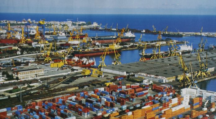 Incendiu în Portul Constanţa, la instalaţia electrică a unei macarale folosită la transbordarea pe navă/ Nu există pericol de extindere a flăcărilor la navă