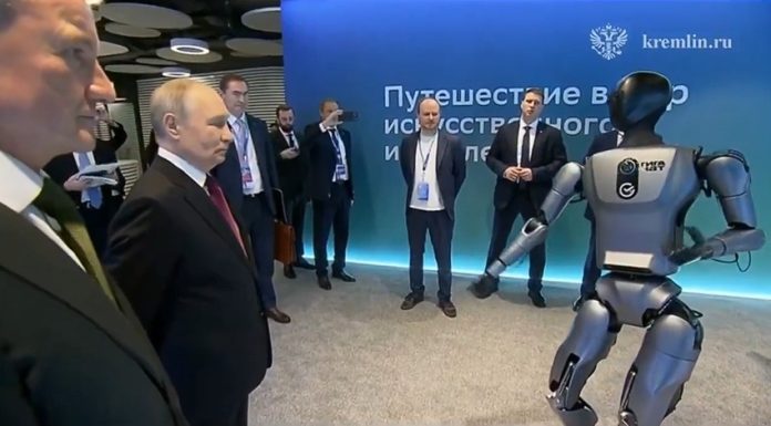 Putin anunţă construirea a 38 de noi reactoare nucleare la Conferinţa AI Journey, la Moscova, la care a fost primit de către un robot dansator. Centralele urmează să fie construite în Ural, Sinberia şi Extremul Orient rus şi să dubleze capacitatea central