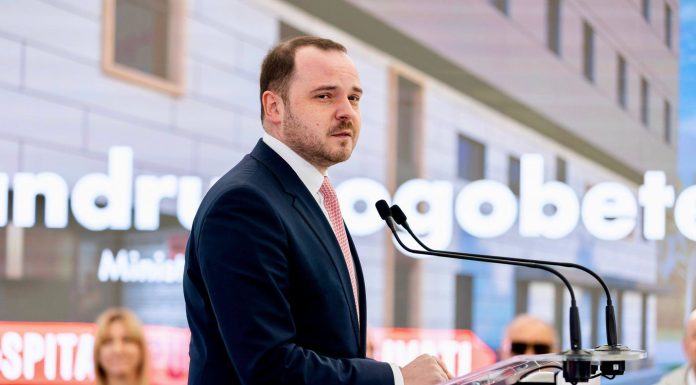 Rogobete: Nu mă ocup de PR, dar oamenii, ca să înţeleagă ce facem, au nevoie de comunicare. Dacă explici omului ce vrei să faci, ce beneficii va avea, care sunt reformele şi ce impact au pentru oameni, aceste reforme se fac în linişte şi în pace