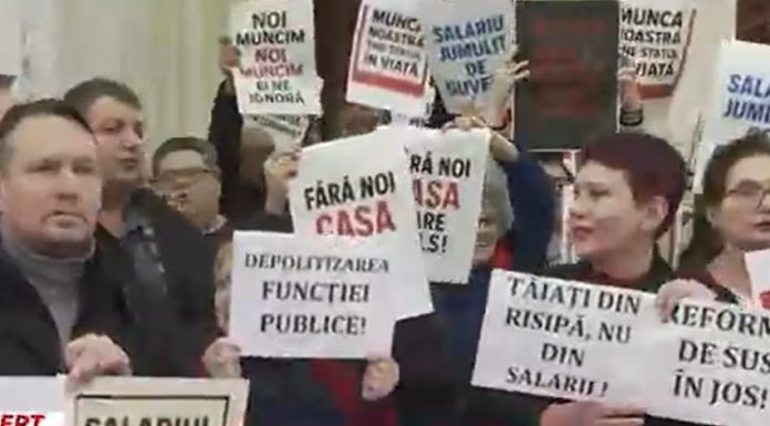 Angajaţii din Parlament, protest spontan înainte de şedinţa comună a celor două Camere: ”Tăiaţi din risipă, nu din salarii”, ”Reformă de sus în jos”, „Munca noastră ţine statul în viaţă”, „Salariul de mizerie ne umileşte”