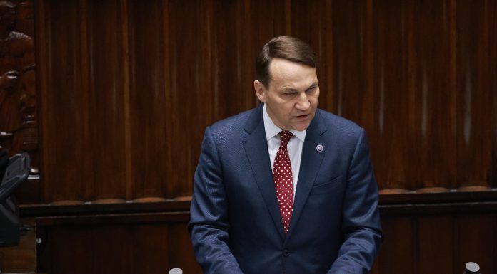 Polonia anunţă că a reţinut „mai multe” persoane în legătură cu sabotajul feroviar. Varşovia închide ultimul consulat rus rămas deschis pe teritoriul său şi cere măsuri din partea UE. Reacţia Kremlinului