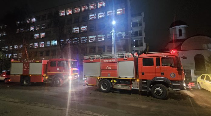 Intervenţie a pompierilor la Spitalul Municipal Roman, după ce s-a sesizat miros de fum de la subsol, unde izbucnise un incendiu la deşeuri şi materiale textile/ Nu au fost persoane evacuate