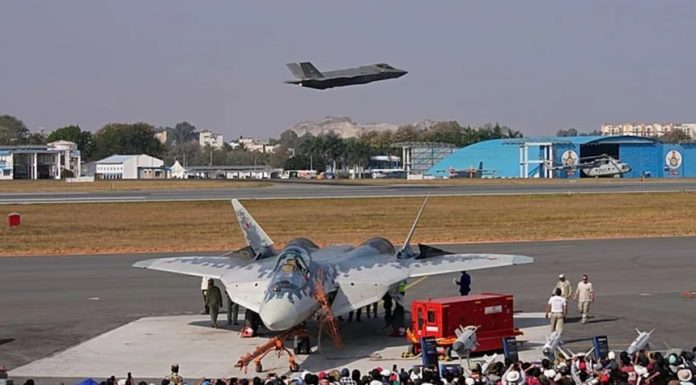 Rusia îşi dezvăluie avionul de luptă de tip Su-57 la Dubai Airshow 2025