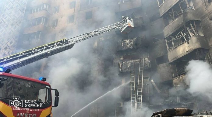 Cel puţin 10 morţi şi 40 de răniţi în urma atacurilor ruseşti intense din cursul nopţii asupra Ucrainei. Majoritatea victimelor sunt în Ternopil, unde a fost lovit în plin un bloc de locuinţe de nouă etaje