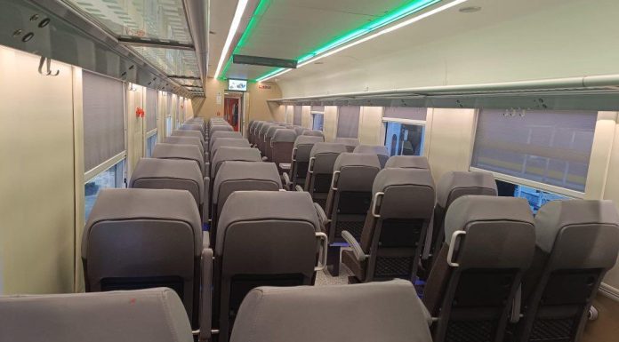 CFR Călători anunţă că încă 12 locomotive modernizate şi 18 vagoane modernizate vor fi livrate companiei