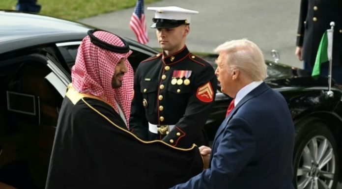 Trump îi oferă o reabilitare spectaculoasă lui Mohammed bin Salman, cu lovituri de tun, gardă călare şi o survolare de avioane de luptă