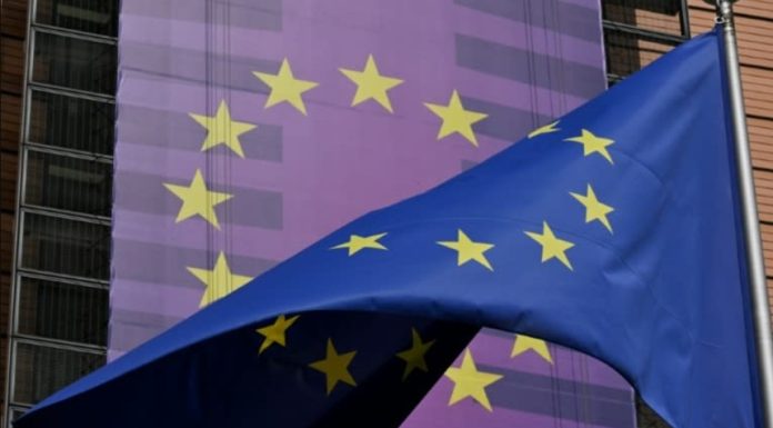 UE vrea să reducă reglementările cu privire la inteligenţa artificială, în urma unor presiuni ale giganţilor tech şi provoacă o dezbatere