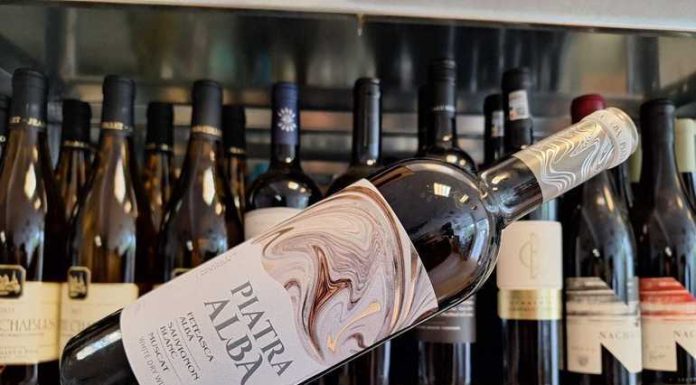 Vinul zilei: un cupaj alb din Republica Moldova, un vin apreciat și premiat, cu note florale, de citrice, caise și piersici coapte. Savuros alături de fructe de mare, brânzeturi sau deserturi ușoare