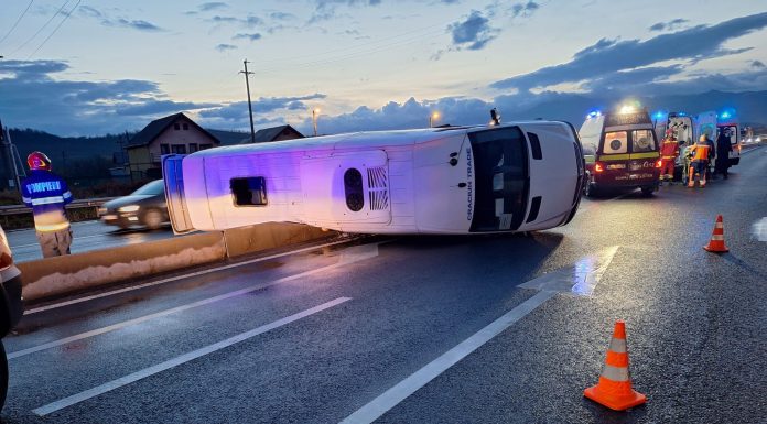 UPDATE – Sibiu – Accident între un autoturism şi un microbuz, în localitatea Veştem. 12 persoane implicate. A fost activat Planul Roşu de Intervenţie / Şase femei au fost transportate la spital – FOTO