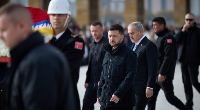 În timp ce Zelenski a sosit în Turcia pentru a discuta despre o nouă iniţiativă americană de pace, Kremlinul minimalizează eforturile diplomatice dezvăluite de presă