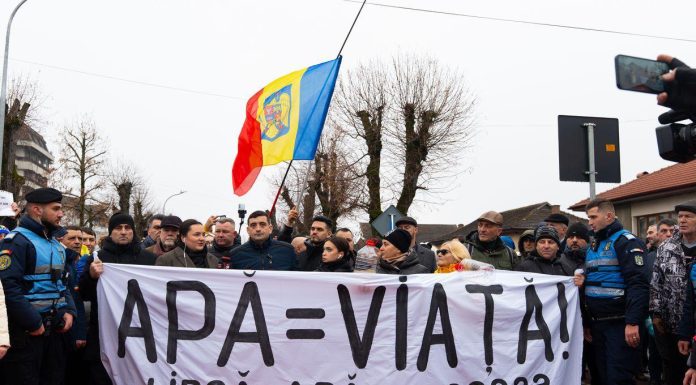 Protest AUR la Curtea de Argeş, pe fondul crizei apei potabile. George Simion: România este condusă de o guvernare incompetentă şi incapabilă să aibă grijă de cetăţeni