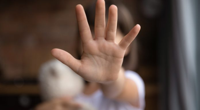 Un fost ofițer din Cluj este acuzat că ar fi agresat sexual o minoră. Bărbatul, plasat în arest la domiciliu