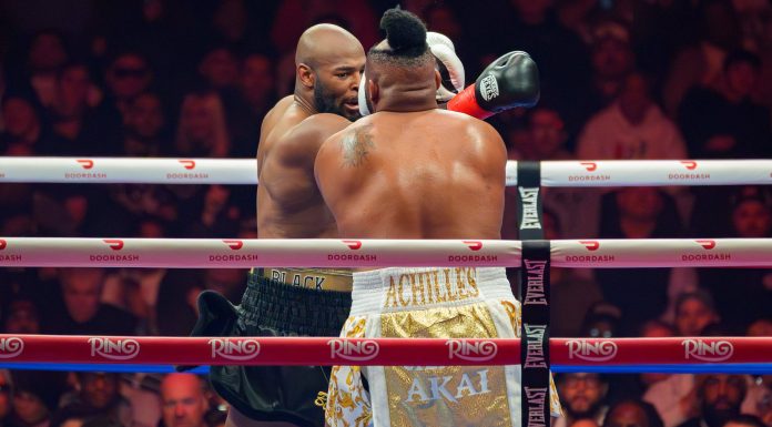 Un boxer și-a pierdut peruca în timpul meciului câștigat la Madison Square Garden. A dat vina pe mama sa | VIDEO