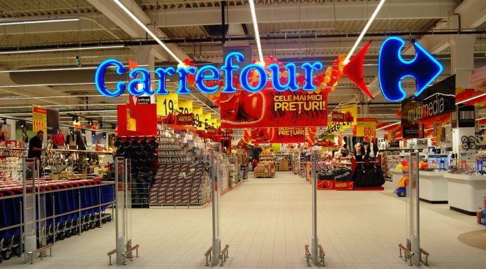 Un bărbat s-a încuiat într-un supermarket Carrefour și și-a umplut patru valize cu telefoane, detergent și carduri Pokemon