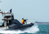 Bărci înarmate au încearcat să intercepteze o navă în Strâmtoarea Hormuz
