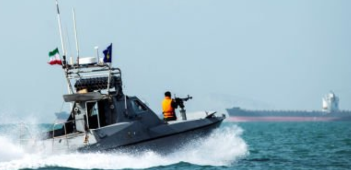 Bărci înarmate au încearcat să intercepteze o navă în Strâmtoarea Hormuz
