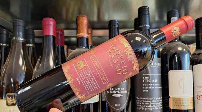 Vinul zilei: un cupaj roșu din sudul Italiei, un vin solar, cu note de fructe negre și roșii, ciocolată amăruie, cafea și condimente orientale. Un vin care exprimă clar stilul appassimento