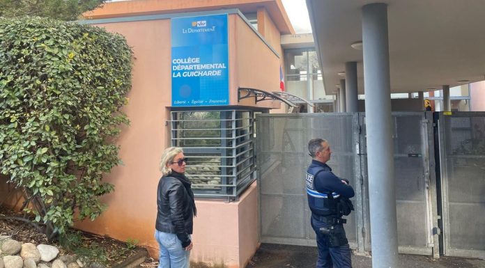 Stupoare în Franța după ce un elev de clasa a IX-a și-a înjunghiat profesoara în timpul orelor. Tânărul este acuzat de tentativă de omor