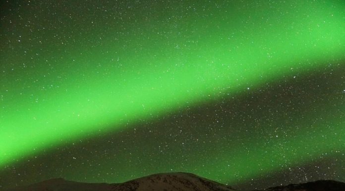 Imagini rare surprinse de NASA pe Marte. Roverul Curiosity a fotografiat „aurora spațială”, găuri forate și comete interstelare de pe Planeta Roșie