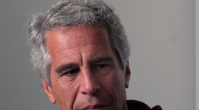 Un fost ambasador britanic este anchetat după ce i-ar fi transmis informații sensibile lui Jeffrey Epstein