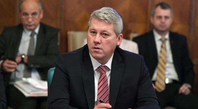 Cătălin Predoiu: Nu sunt pentru interdicţii în online. Educaţia este soluţia reală pentru protejarea minorilor