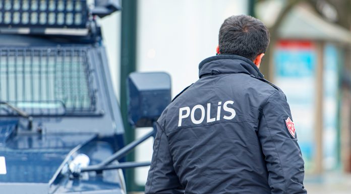 Indignare în Turcia după ce un bărbat eliberat temporar din închisoare și-a împușcat mortal mama, soția și fiica