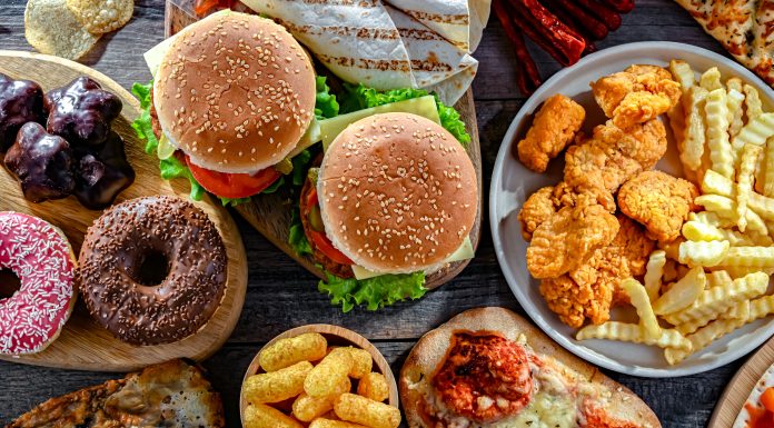 Studiu: Alimentele ultraprocesate ar trebui tratate mai degrabă ca țigările decât ca alimentele